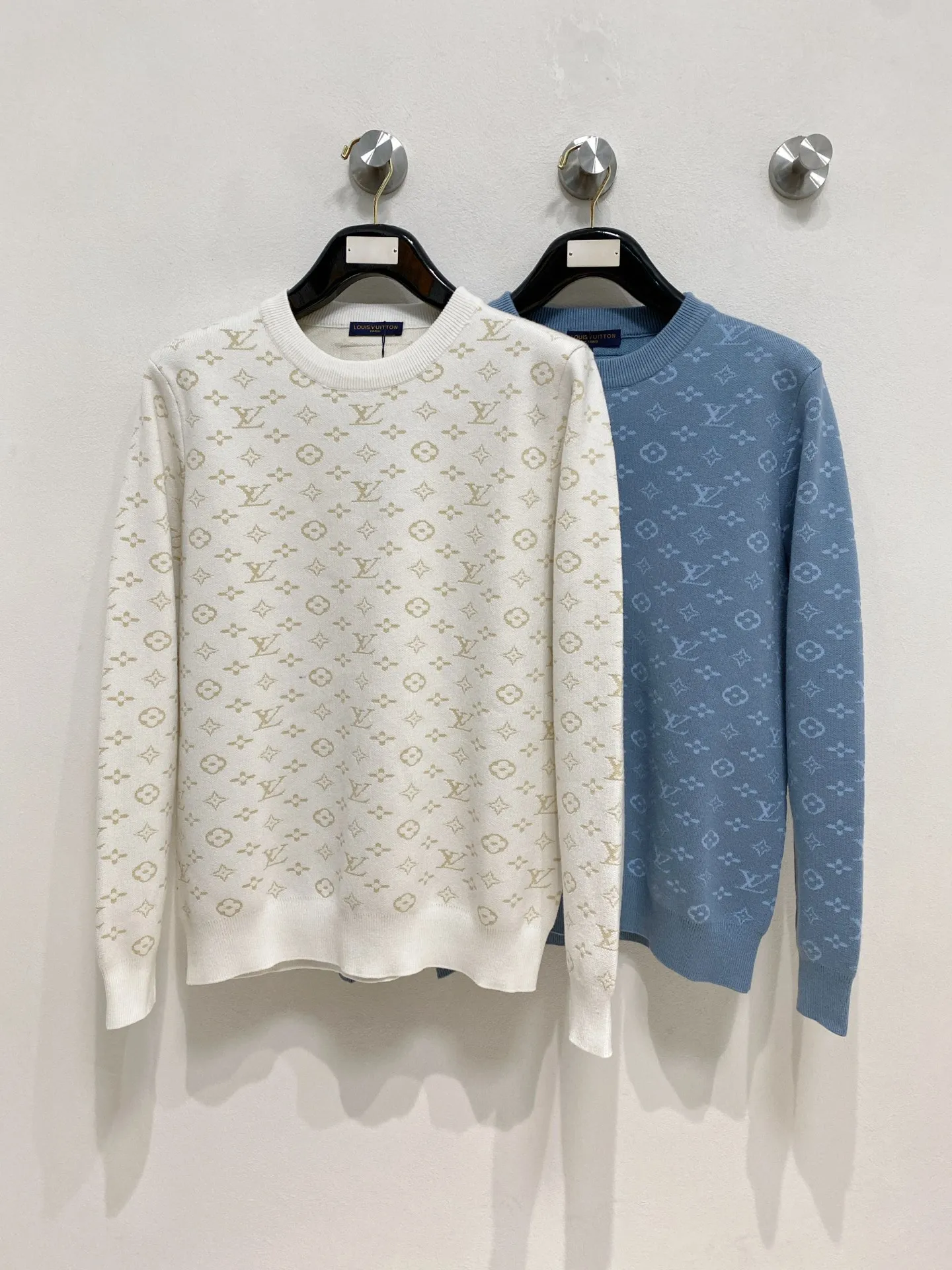 🅿️440 LV crew neck sweater, made of wool blended yarn, has good warmth retention, fluffy and soft, doubles skin care, giving you a lightweight wearing experience. High-quality natural fibers ensure high-quality life. The whole piece adopts solid color single-sided craftsmanship, leaving loose space when fit, solid color plain weave, neat texture, solid color design, durable and high-end. The half-high collar zipper design is meticulous in workmanship, fashionable and versatile. The back shoulder design is simple and comfortable. At the same time, the use of counter-stitch connection highlights the quality in the details, making the temperament more low-key, restrained, calm and stylish, and better showing the clean and tidy side of successful men. The collar, cuffs, and hem are made of dense rib weaving, which is tight and elastic, not easy to deform, and highlights the details and texture. Whether worn alone or layered, it can not only give you a warm feeling, but also give you a sophisticated sense of fashion.      Size: M-XXXL